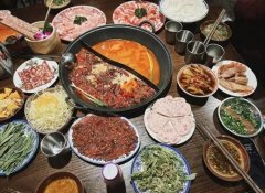 现在火的加盟店排名：海底捞、巴奴毛肚火锅、大龙燚火锅…